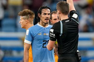 Uruguay: Cavani le dio un puñetazo a pantalla del VAR tras ser eliminados