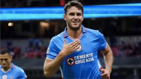 Santi Giménez siguió juego de Cruz Azul tras marcar con Feyenoord