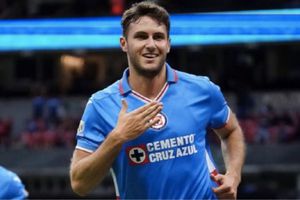 Santi Giménez siguió juego de Cruz Azul tras marcar con Feyenoord