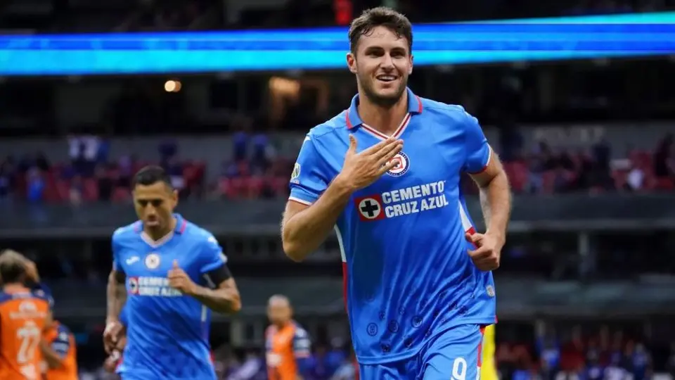Santiago Giménez: Mandó su apoyo al Cruz Azul durante el partido ante Necaxa