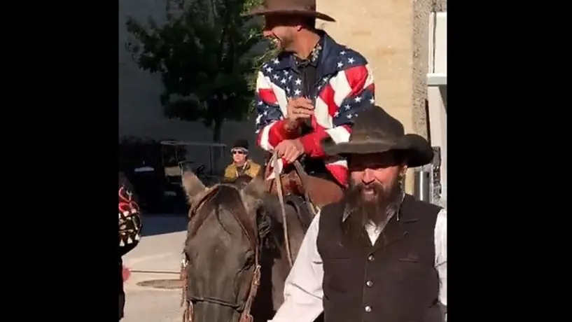 Fórmula 1: Daniel Ricciardo llegó en caballo como todo un vaquero y se volvió la sensación