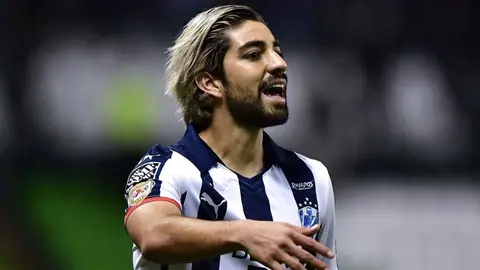 Rodolfo Pizarro visitó al Papa Francisco y le regaló la playera de Rayados