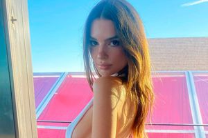Emily Ratajkowski sorprendió con elegante transparencia tras volver a las pasarelas