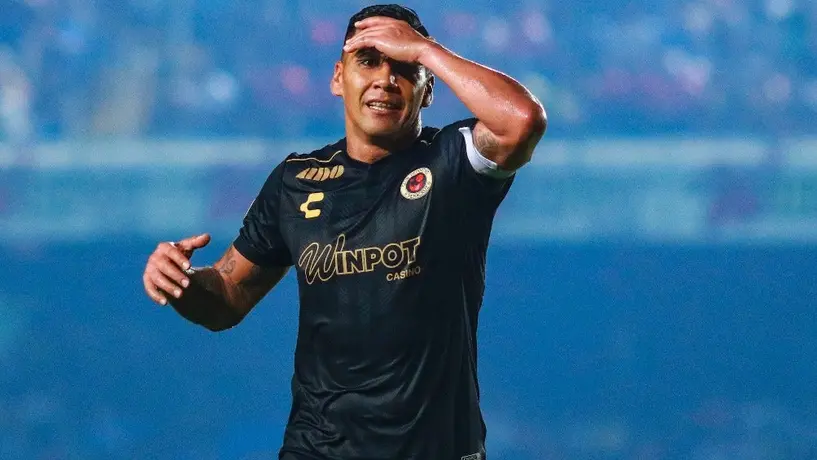 Carlos Salcido 'advierte' a Néstor de la Torre: 'El que se sube, se pasea'