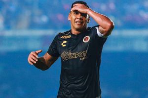 Carlos Salcido 'advierte' a Néstor de la Torre: 'El que se sube, se pasea'