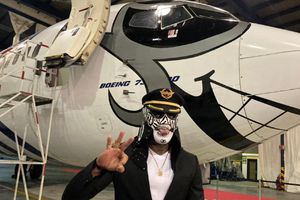 AAA: Pentagón Jr. y Villano IV presentaron aviones con su imagen