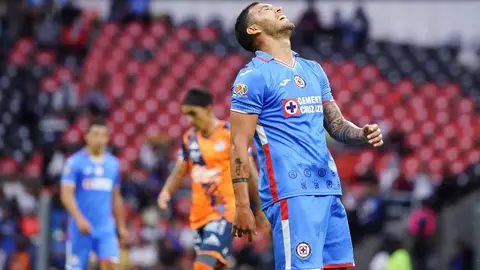 Cruz Azul: Juan Escobar casi atropella a perrito durante los reclamos en La Noria