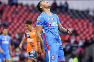 Cruz Azul: Juan Escobar casi atropella a perrito durante los reclamos en La Noria