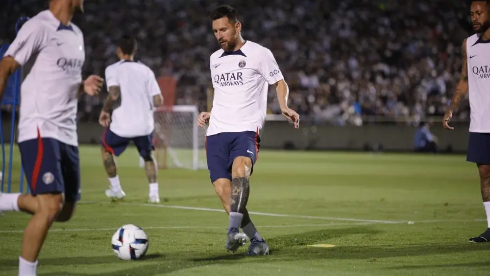 Video: Messi firmó autógrafo a niño japonés que se brincó las gradas para conocerlo