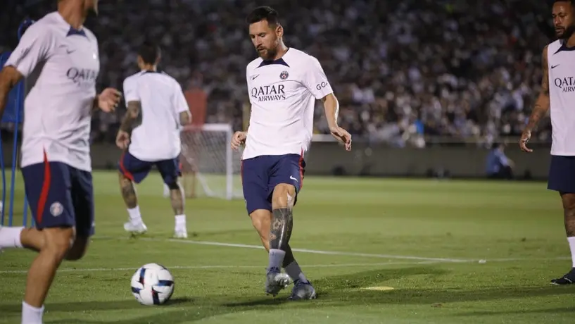 Video: Messi firmó autógrafo a niño japonés que se brincó las gradas para conocerlo