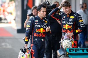 Checo Pérez: Fernando Alonso asegura que el 'mexa' no ha sido rival para Verstappen