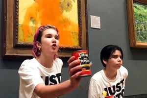 Dos activistas ecologistas arrojaron sopa sobre el cuadro “Los girasoles” de Van Gogh