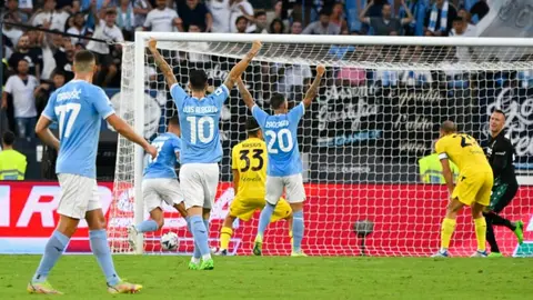 Serie A: Lazio vino de atrás y superó a Bologna pese a expulsión de su arquero
