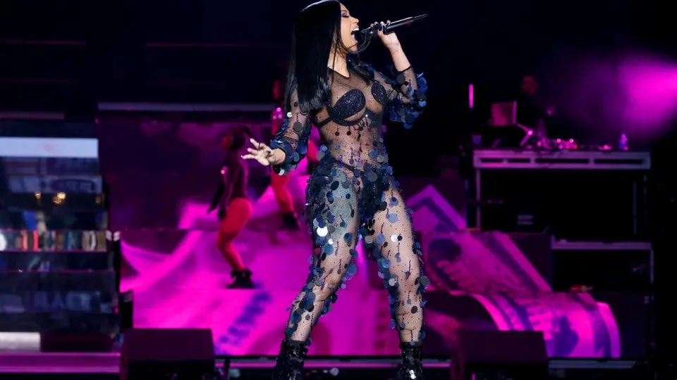 Cardi B golpeó a fan que la tocó indebidamente durante su presentación en el Wireless Festival 2022
