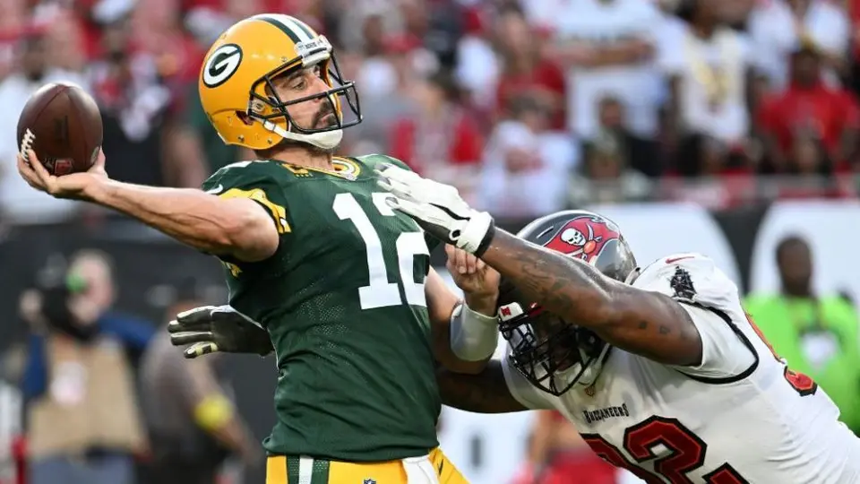 NFL: Rodgers le ganó el duelo a Brady y le propina su primera derrota de la temporada