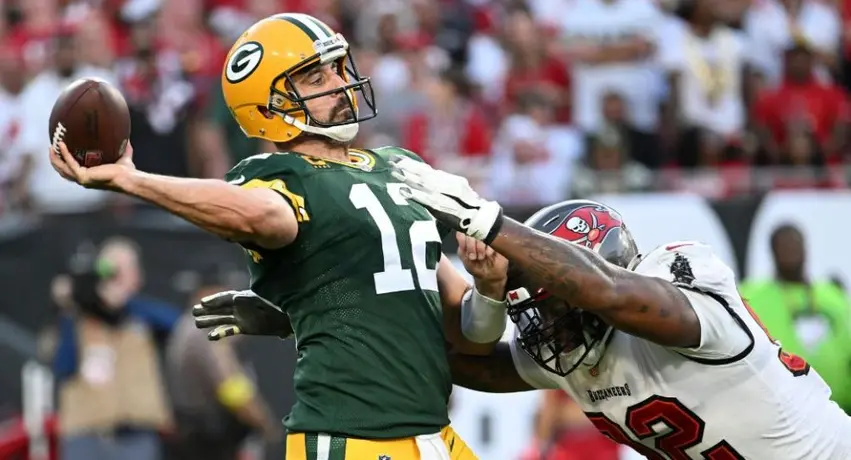 NFL: Rodgers le ganó el duelo a Brady y le propina su primera derrota de la temporada