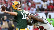 NFL: Rodgers le ganó el duelo a Brady y le propina su primera derrota de la temporada