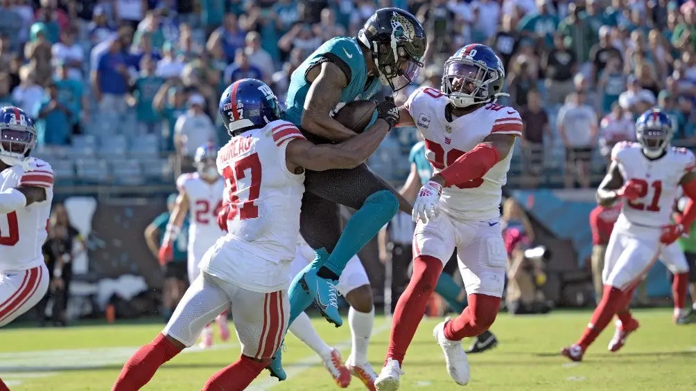 Christian Kirk es detenido por la defensiva de Giants | AP