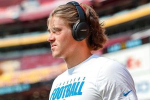 NFL: Justin Herbert sufrió fractura en el cartílago de una costilla