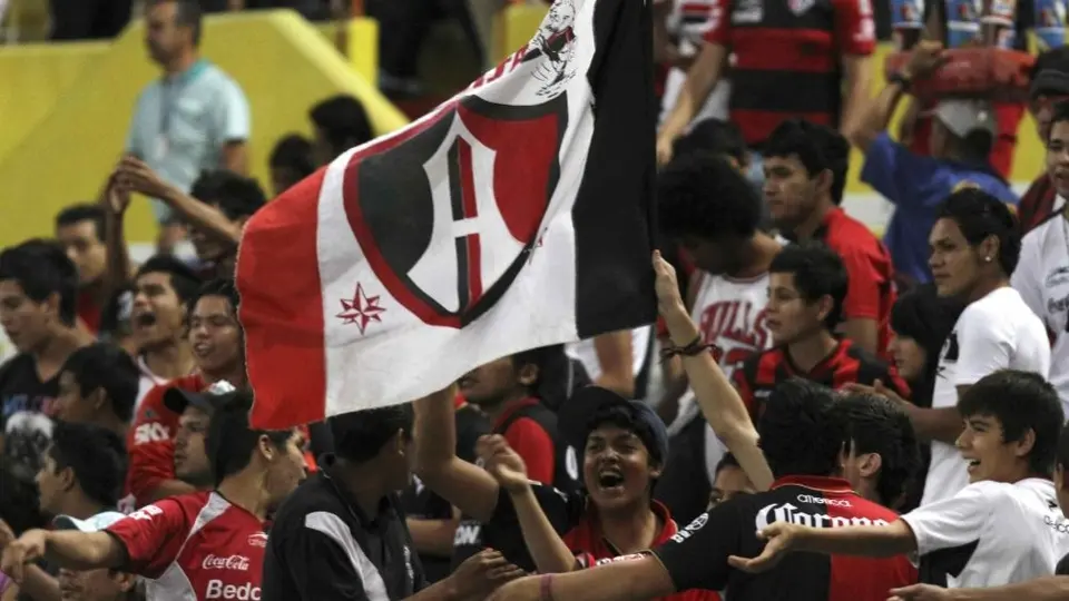 Chivas vs Atlas: Le ‘cierran’ la puerta del Estadio Akron a la barra rojinegra