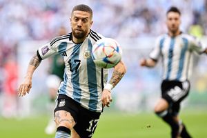 Argentina: Papu Gómez aplicó un 'Lobo de Wall Street' y aventó dinero