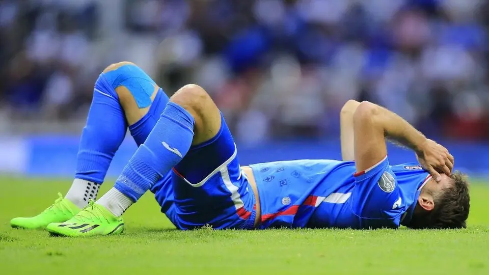 Cruz Azul: Santiago Giménez salió lesionado en su partido de despedida con la Máquina