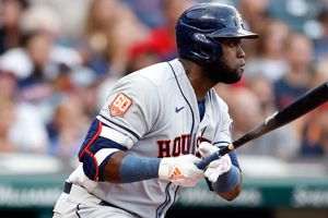 Video: A bateador de Astros no se le declaró out después del tercer strike