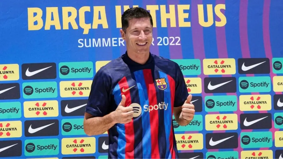 Barcelona: Suspendió venta de playeras de Lewandowski tras quedarse sin la letra W