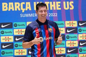 Barcelona: Suspendió venta de playeras de Lewandowski tras quedarse sin la letra W