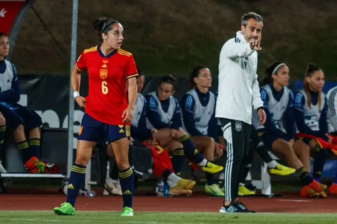 Jorge Vilda dirigiendo a la Selección Femenil de España