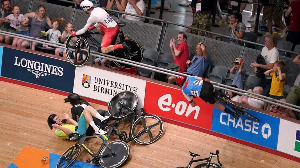 Ciclistas salen del velódromo y lesionan a aficionados en gradas
