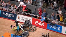 Ciclistas salen del velódromo y lesionan a aficionados en gradas