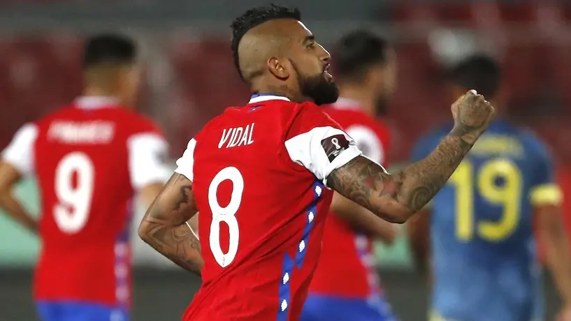 Arturo Vidal recibió playera de América; Diego Valdés se la obsequió