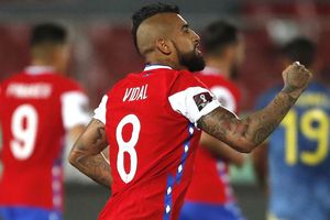 Arturo Vidal recibió playera de América; Diego Valdés se la obsequió