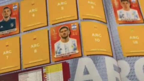 Papá robó estampa a su hija para llenar la selección de Argentina en álbum del Mundial de Qatar 2022