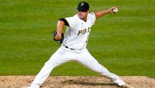 Manny Bañuelos: Tercer hold de la temporada en triunfo de Pirates