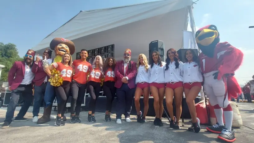 NFL: Porristas de los 49ers y Cardinals convivieron con niños del Hospital Shriners
