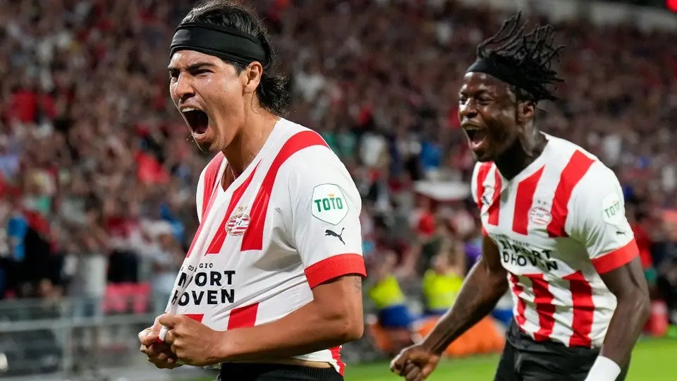 Erick Gutiérrez reveló que el timonel Ruud van Nistelrooy fue clave para renovar con el PSV