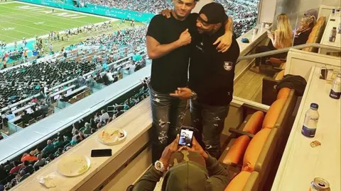 Hallan sin vida a jugador de futbol americano en casa de Floyd Mayweather