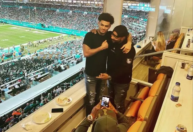 Hallan sin vida a jugador de futbol americano en casa de Floyd Mayweather