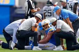 NFL: Chargers mandaron a Bosa a lista de lesionados