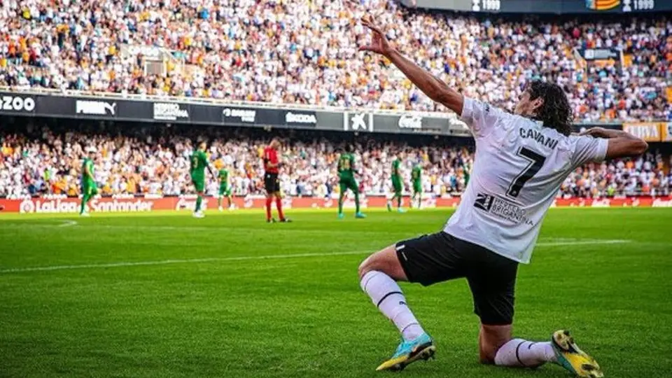 Edinson Cavani: Debutó con el Valencia con doblete ante el Elche