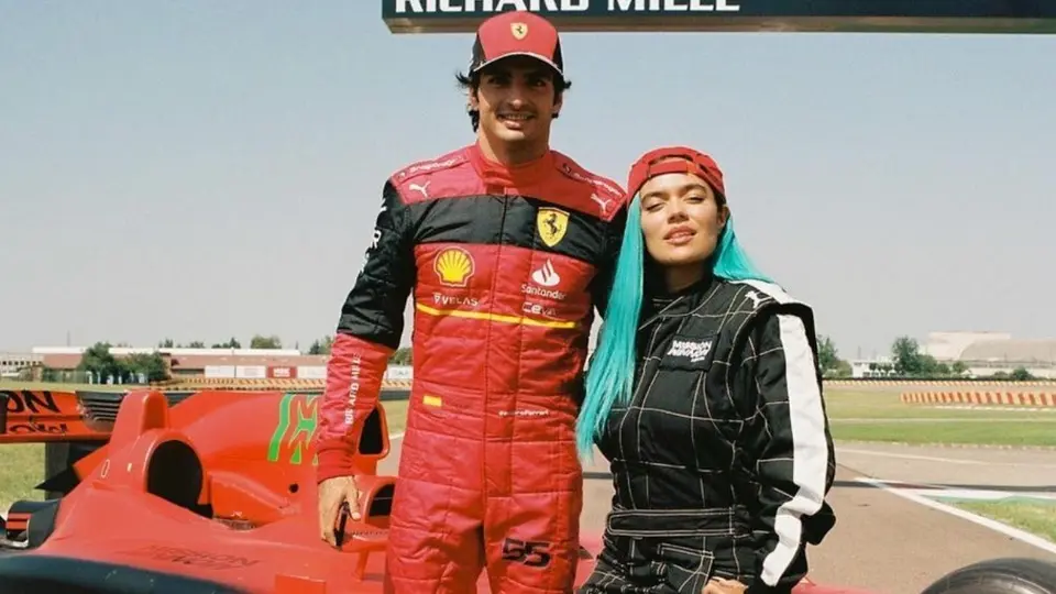 Karol G pasó a Ferrari para conocer a Carlos Sainz y correr un Fórmula 1