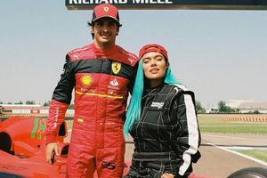 Karol G pasó a Ferrari para conocer a Carlos Sainz y correr un Fórmula 1