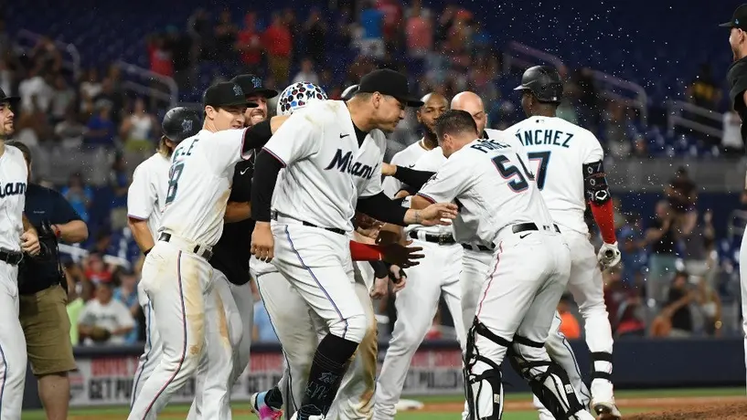 Video: Jugador de los Marlins pierde un diente en pleno juego