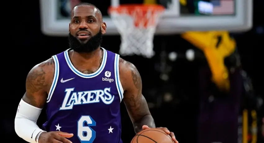 NBA: LeBron James renovará con los Lakers hasta 2025; sueña con jugar con su hijo