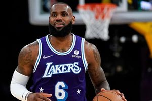 NBA: LeBron James renovará con los Lakers hasta 2025; sueña con jugar con su hijo