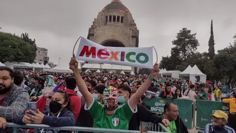 México vs Polonia: Afición del Tri en el Fan Fest de CDMX 'exigió' poner la transmisión de TV Azteca