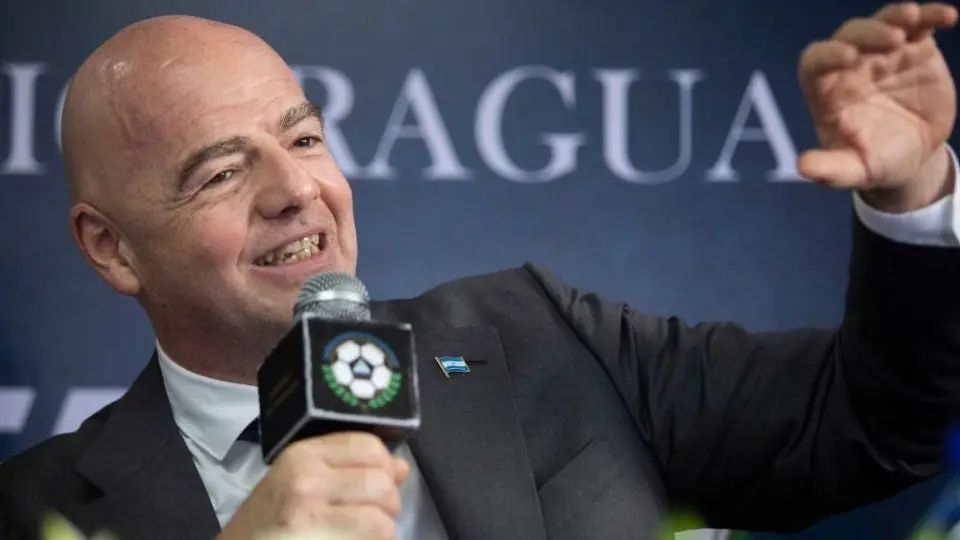 Mundial Femenil Sub 20: Jugadoras de Brasil acariciaron la calva de Infantino tras recibir medallas