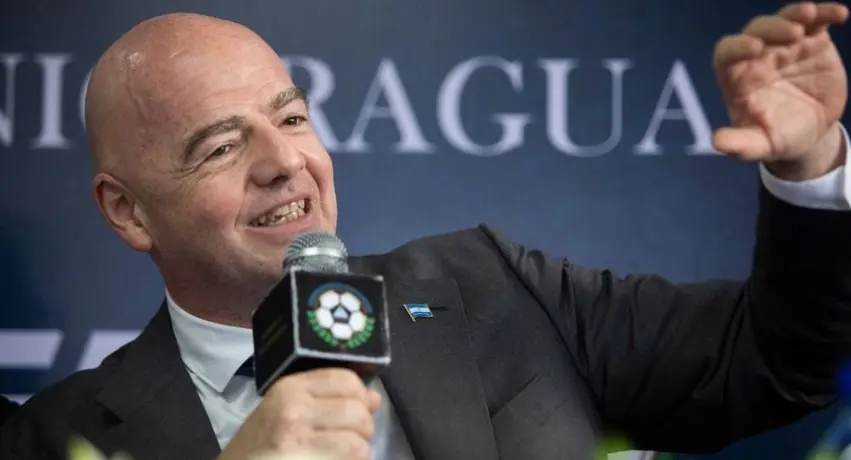 Mundial Femenil Sub 20: Jugadoras de Brasil acariciaron la calva de Infantino tras recibir medallas